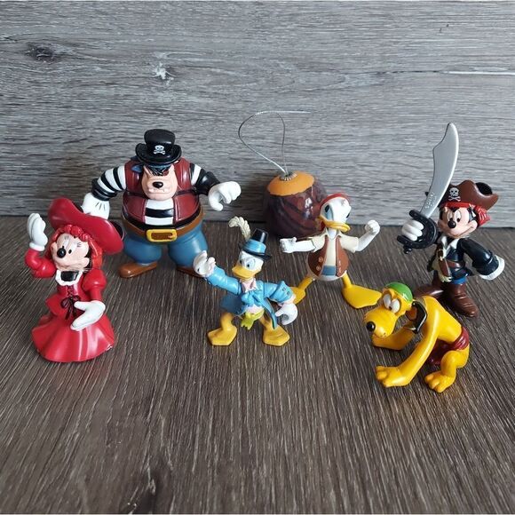 Disney Mickey & Friends Pirates Of The Carribean RARE from Animal Kingdom Park - Picture 1 of 4